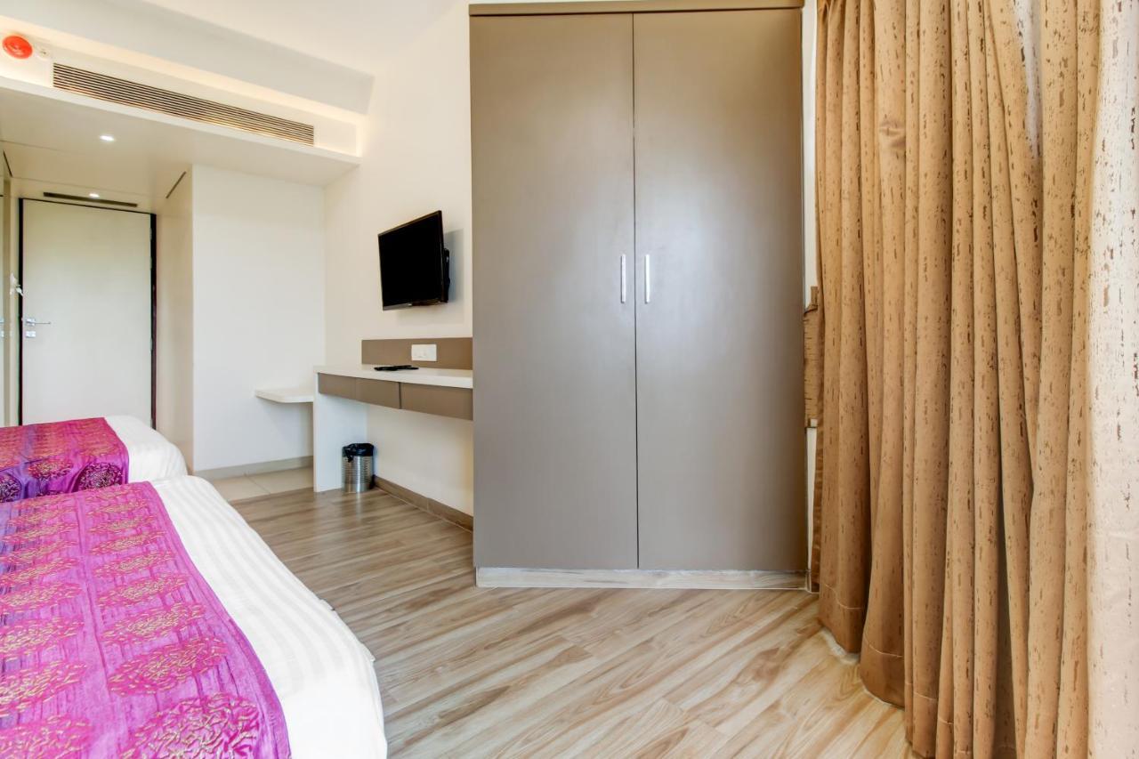 Grand Mookambika Hotel Navi Mumbai Eksteriør billede